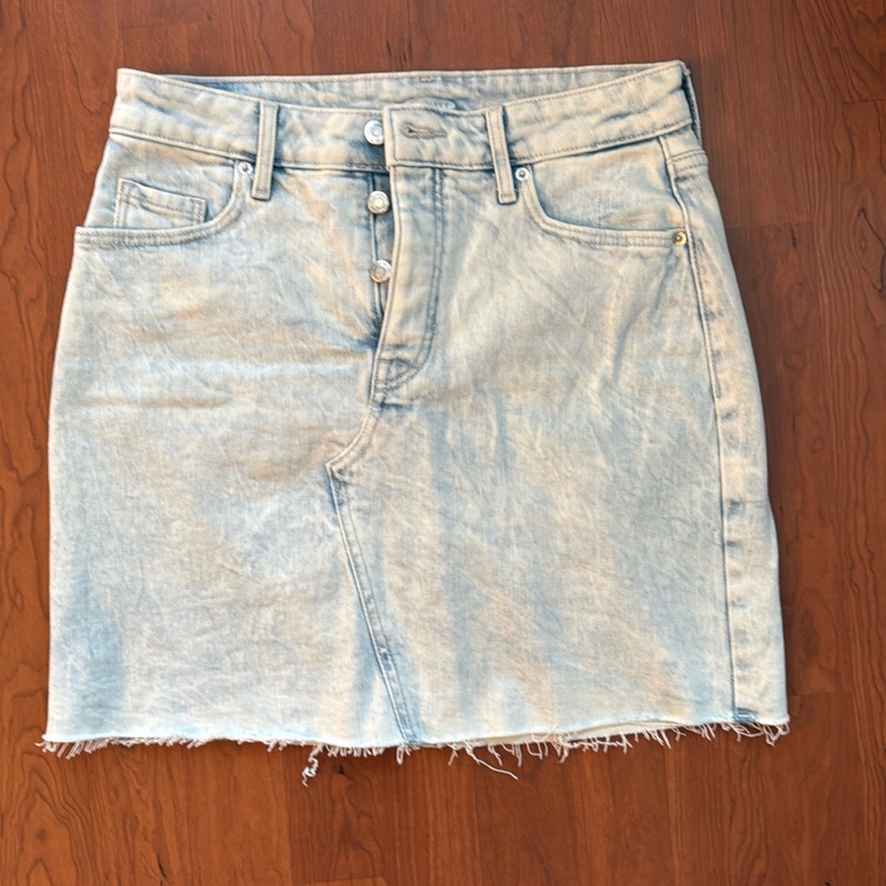 EUC denim skirt in acid wash color.  No rips, stains or damage whatsoever.